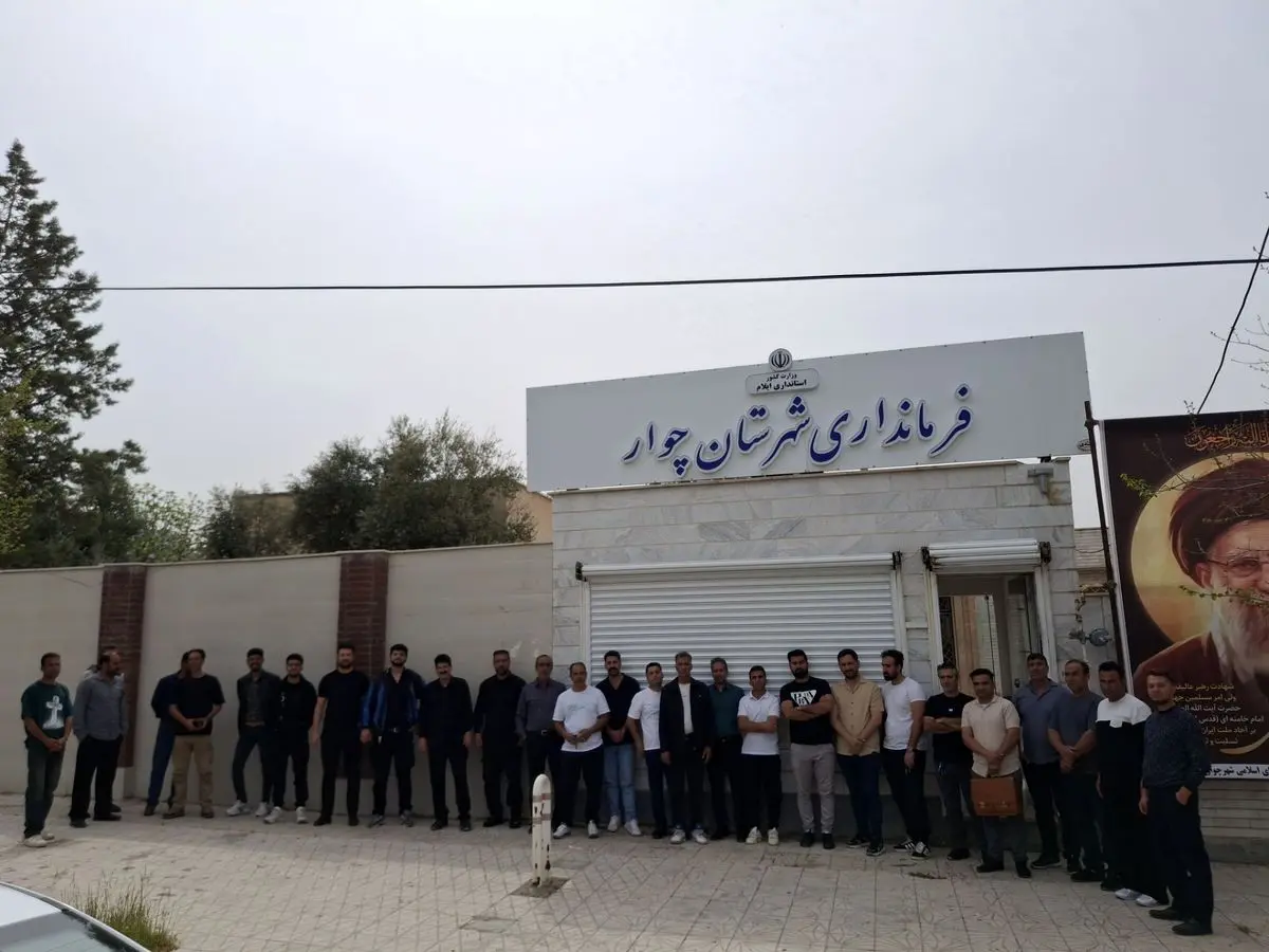 ادامه اعتراض کارگران تعدیلی فاز دوم پالایشگاه گاز ایلام مقابل فرمانداری