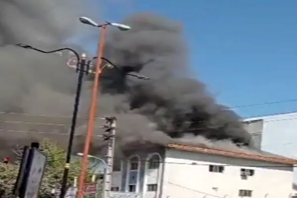 مصدومیت چهار آتش‌نشان در عملیات اطفاء حریق مجتمع فرهنگی در تالش 