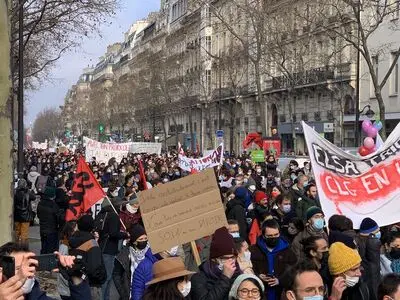تحصن معلمان و کارکنان آموزش و پرورش فرانسه در اعتراض به عدم افزایش حقوق و استخدام