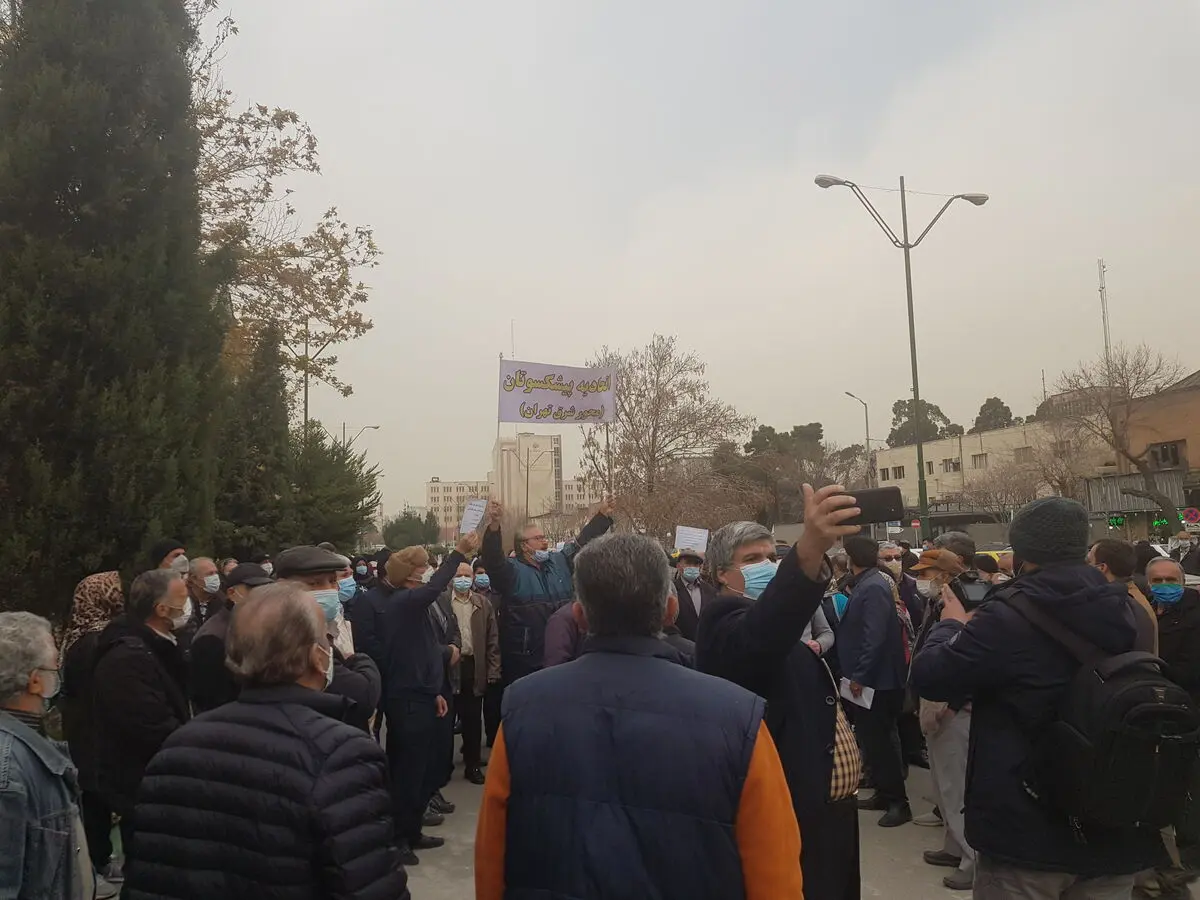 حضور بازنشستگان و کارگران تامین اجتماعی مقابل مجلس