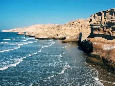 لکه‌های نفتی موجب آلودگی ساحل بوشهر شد