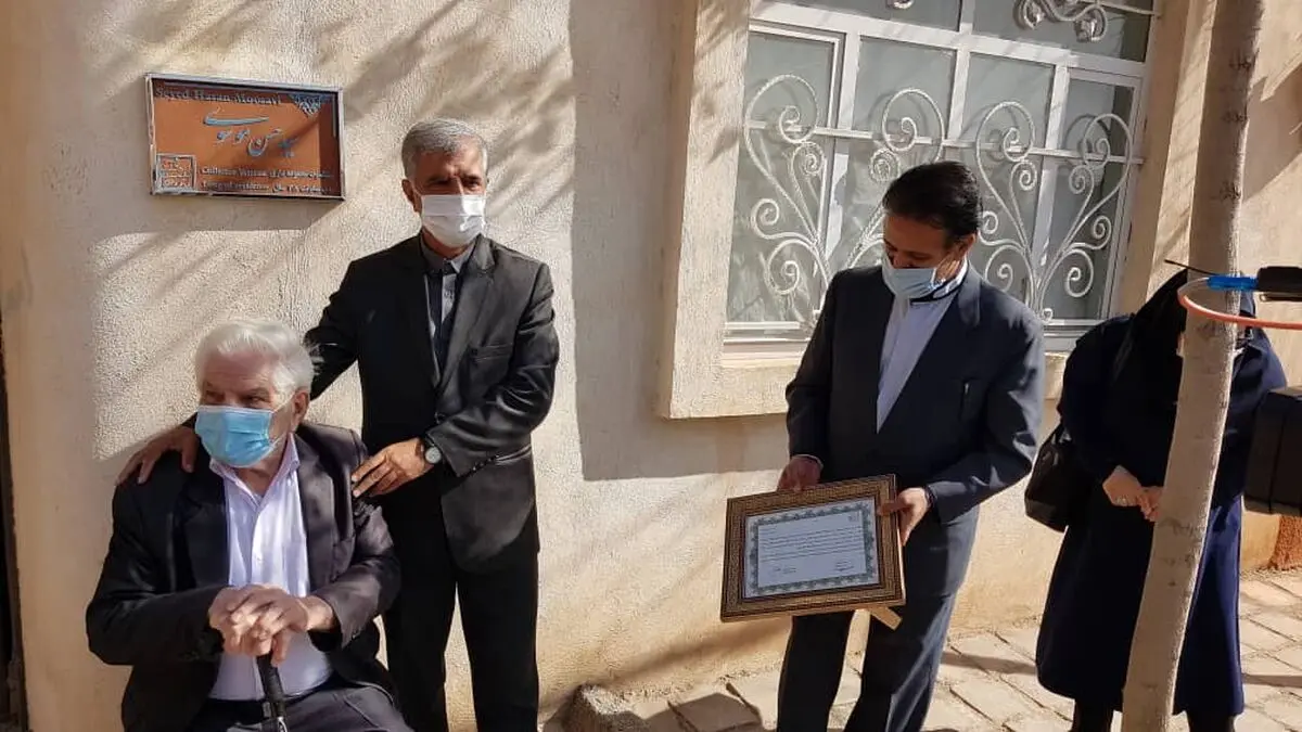 نهمین کاشی ماندگار خراسان رضوی به پیشکسوت مجموعه‌دار میراث فرهنگی رسید