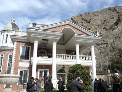 نخاله های ابرکاخ جاده کرج چالوس، درختان و نهر روستای سرودار را تهدید می کند+فیلم