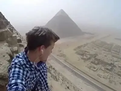 بالا رفتن گردشگر آلمانی از اهرام مصر + فیلم