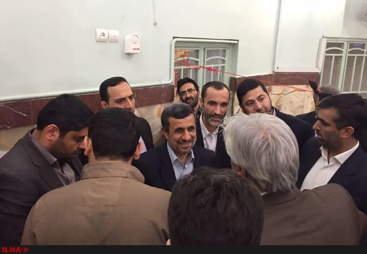 احمدی‌نژاد و بقایی رای خود را در مسجد نارمک به صندوق انداختند + تصاویر