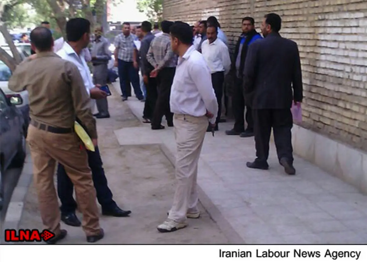 تجمع کارگران آبفای اهواز در اعتراض به تعویق حقوق و اخراج همکارانشان