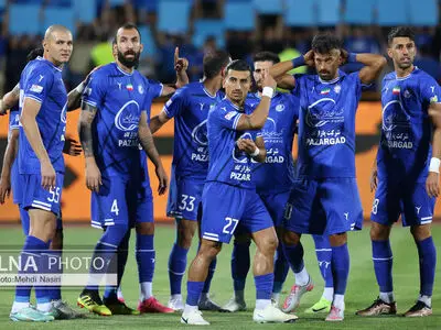  دیدار تیمهای فوتبال استقلال تهران وصنعت نفت آبادن