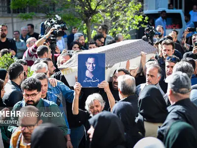 هق‌هق طناز طباطبایی در مراسم ختم رضا داوودنژاد + فیلم