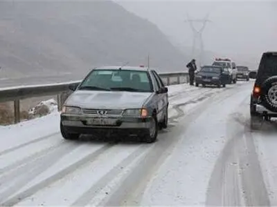 لغزندگی برخی محورهای مواصلاتی استان مرکزی / رانندگان تجهیزات زمستانه همراه داشته باشند