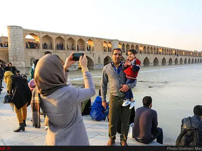 انتقاد از عدم رعایت فاصله‌گذاری اجتماعی در اصفهان/ ابتلای حدود 250 نفر از کادر درمان استان به کرونا/ وضعیت فعلی شکننده است