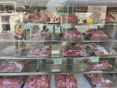 اعلام میزان عرضه گوشت و مرغ تنظیم بازاری در میادین تهران در سال ۱۴۰۲