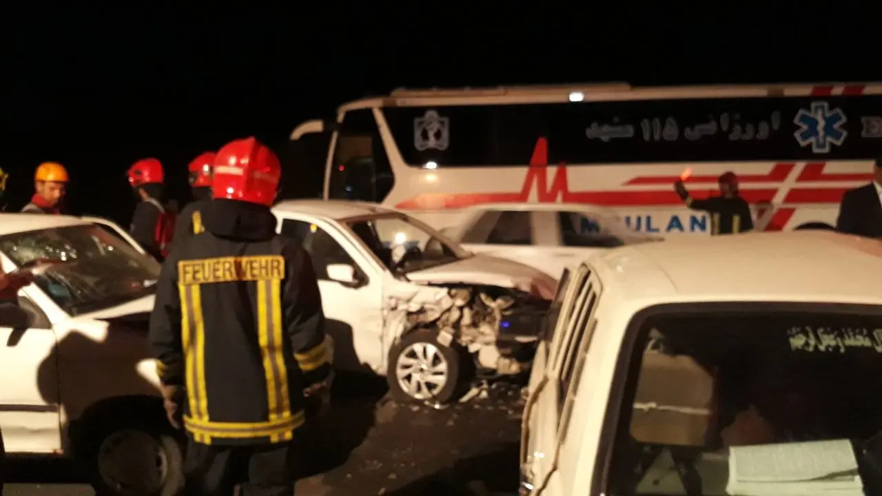 ۱٣ مجروح در تصادف سه خودروی سواری در جاده قدیم مشهد به نیشابور 