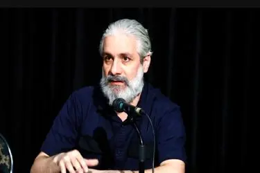 نمی‌شود در صف بیگانه ایستاد و دم از ملی‌گرایی زد!