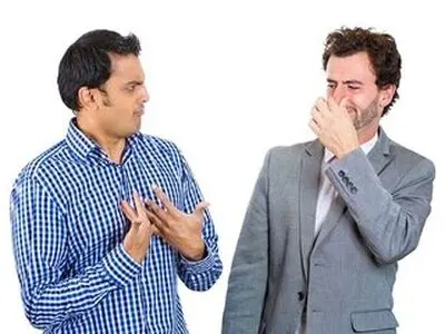 ۴ گروه غذایی که می‌تواند باعث بوی بد بدن شوند