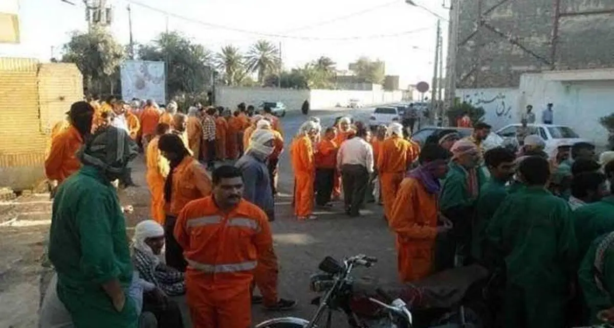 نارضایتی‌کارگران شهرداری اندیمشک از استخدام‌های بی‌ضابطه در شهرداری/ ۶ماه معوقه داریم