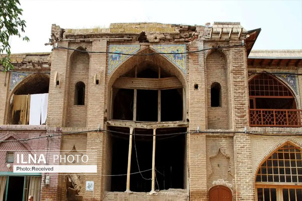 استحکام بخشی و مرمت دیوار سرای تاریخی وزیر در قزوین به پایان رسید