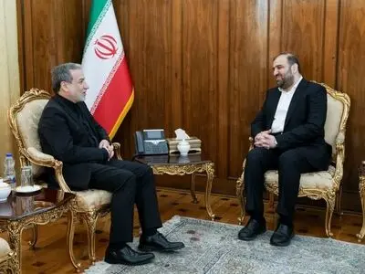 مستشار الحكيم وعراقجي يبحثان العلاقات المشتركة بين بغداد وطهران
