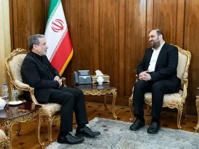 مستشار الحكيم وعراقجي يبحثان العلاقات المشتركة بين بغداد وطهران