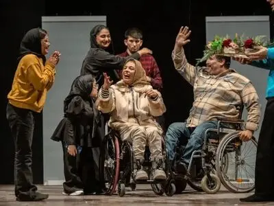 معلولان تئاتر را زندگی می‌کنند