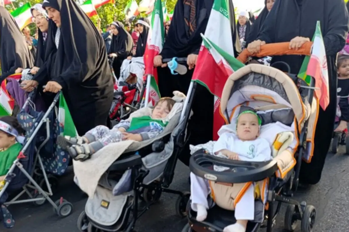 اگر کودکتان را به مراسم تشییع رهبر شهید می‌برید این مطلب را بخوانید