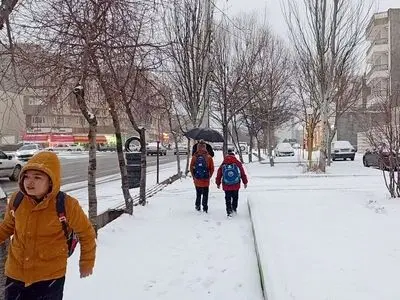 فعالیت مدارس برخی شهرهای لرستان با یک ساعت تاخیر آغاز می‌شود