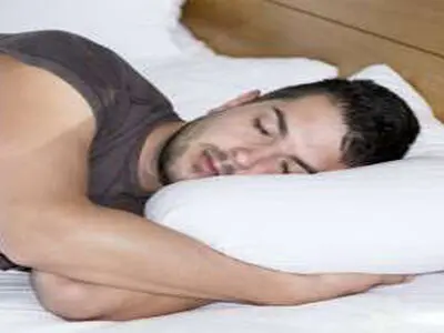 چرا خوابیدن روی پهلوی چپ برای سلامتی خوب است؟