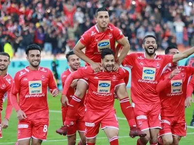 5 فریم از تقابل‌های پرسپولیس - پدیده/ از شلیک کاپیتان هادی تا بوسه احمد به توپ