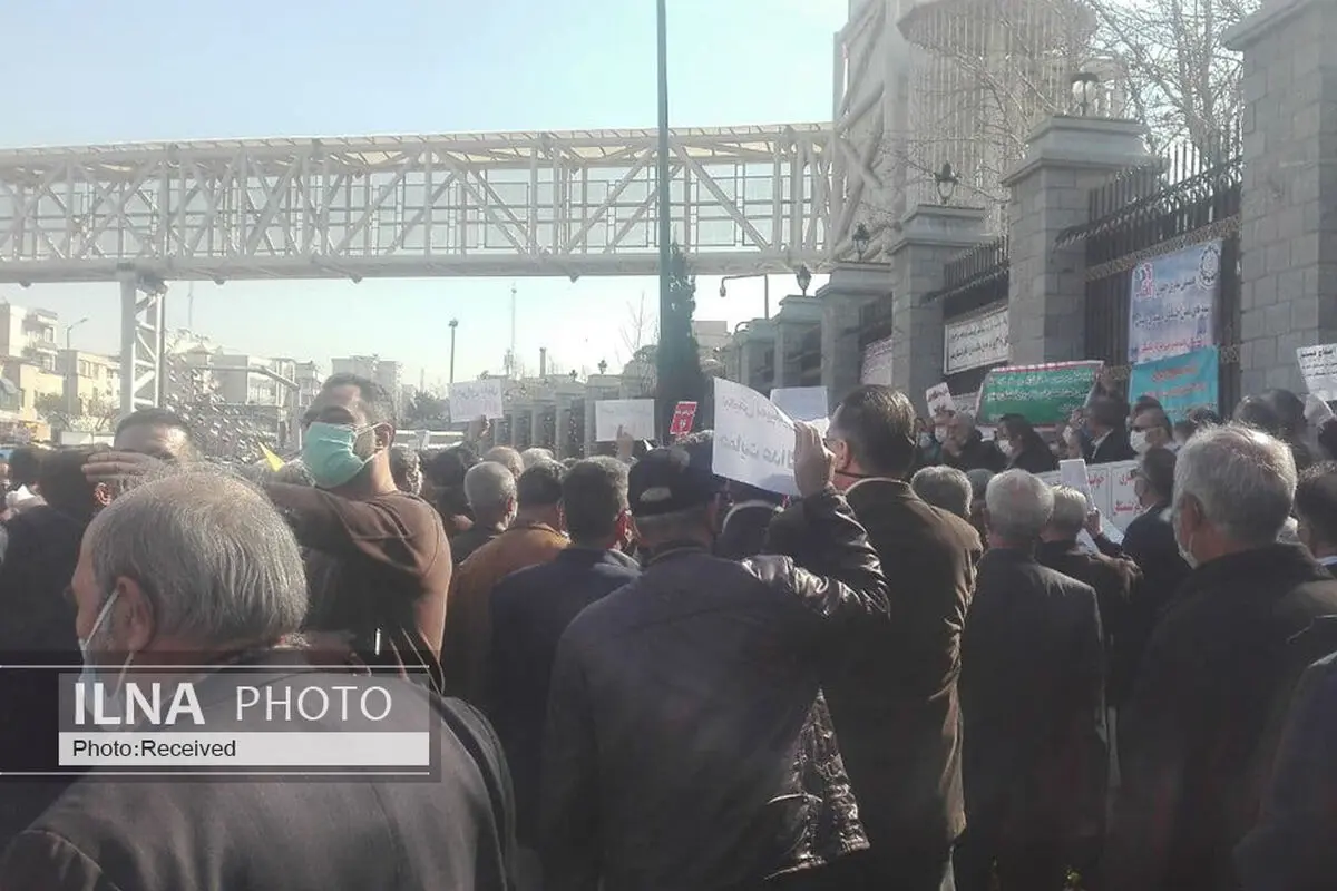 تجمع بازنشستگان کارگری مقابل مجلس/ مستمری‌ها را به خط فقر ۹ میلیون تومانی برسانید!/ لزوم آغاز دور جدید متناسب‌سازی