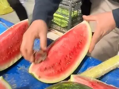 روش تقلب یک فروشنده در ترکیه برای قرمز نشان دادن هندوانه با کمک چغندر! + فیلم