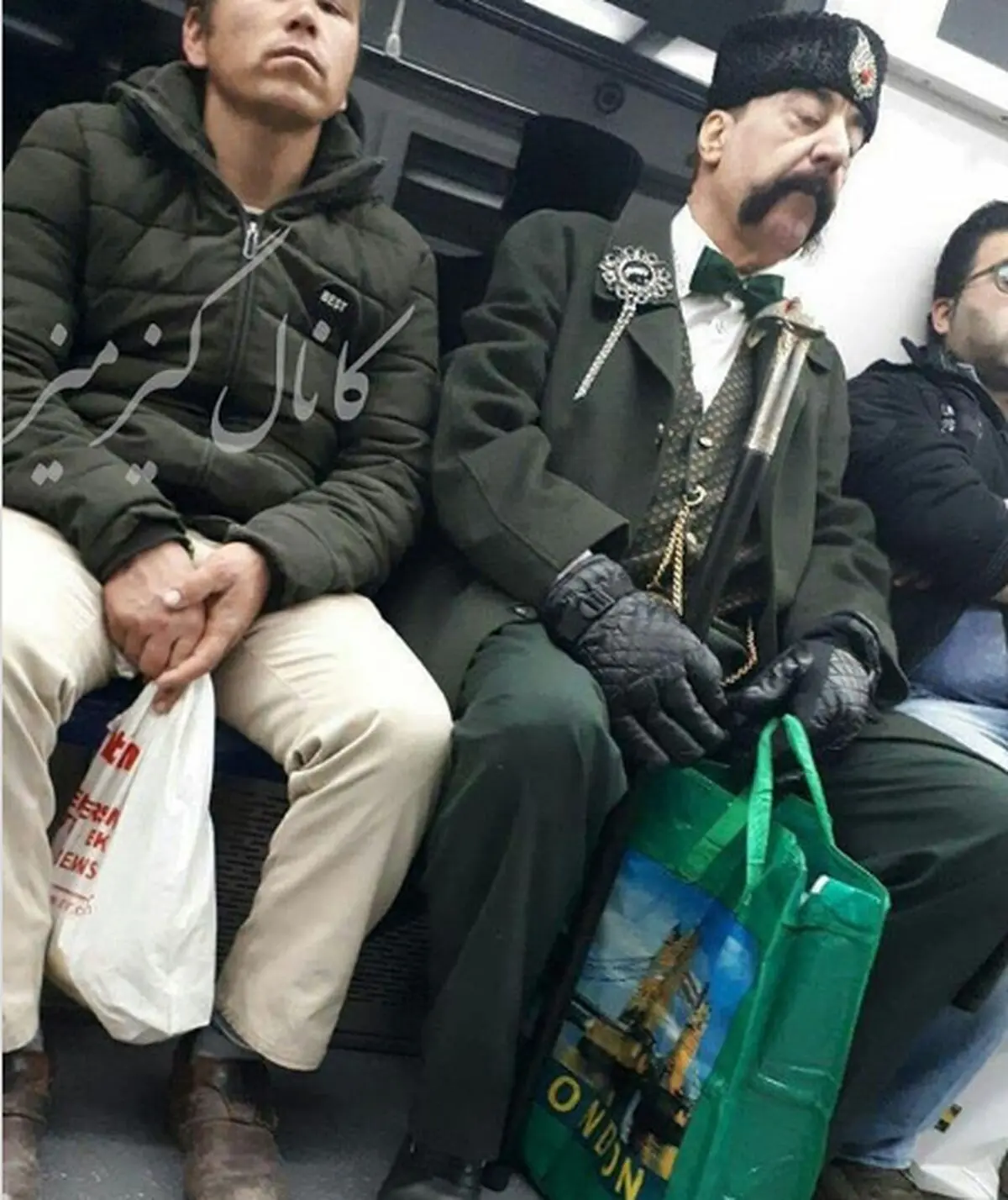 خودنمایی با لباس "ناصرالدین" شاه "قاجار" در متروی "تهران"!