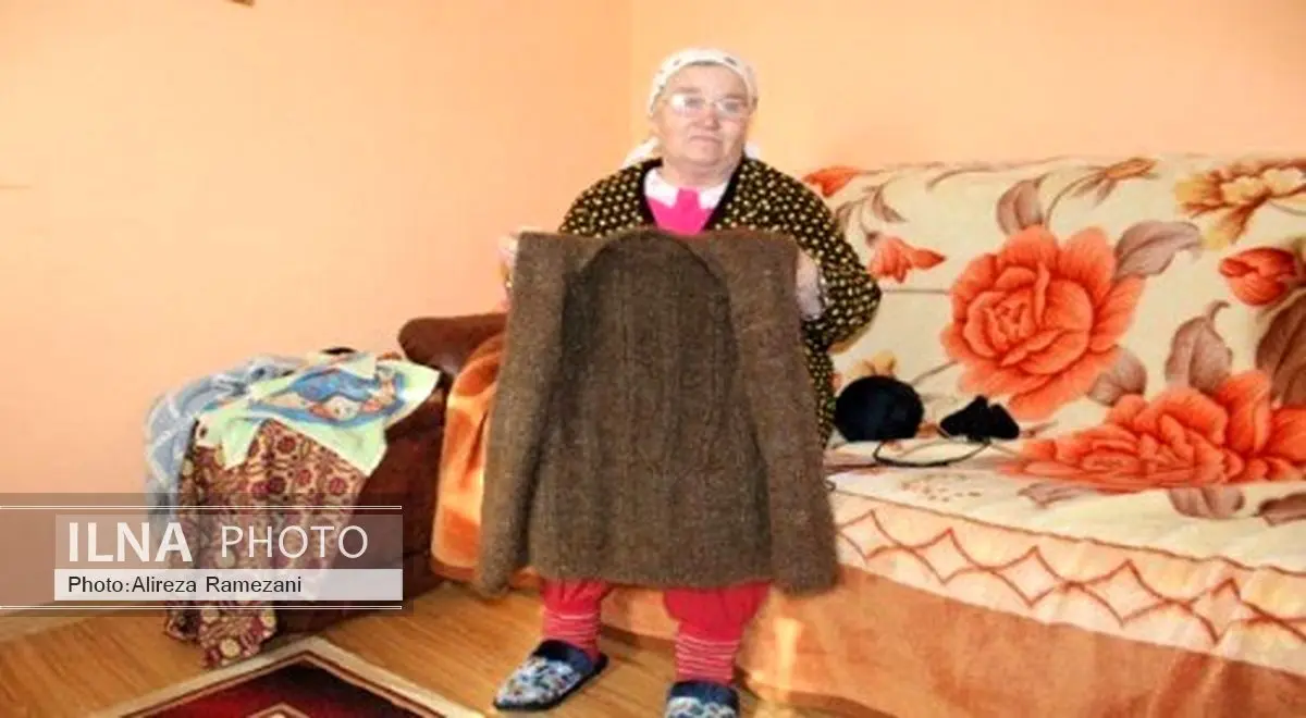 زنی که با موی سر خود جلیقه بافت!