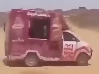 ویدئو وایرال شده از حضور یک ماشین بستنی‌فروشی در جبهه‌های نبرد در یمن + فیلم