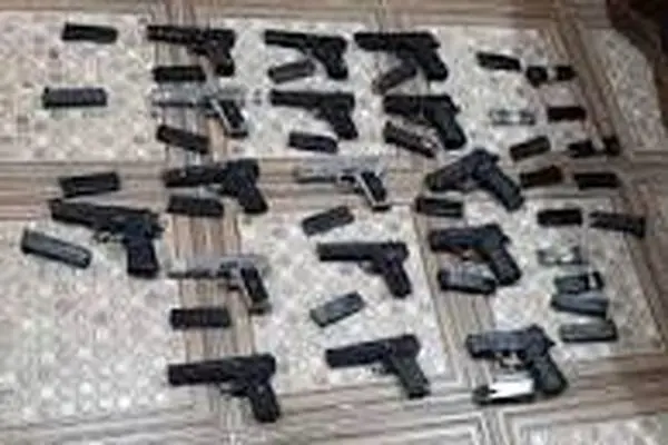 غافلگیری قاچاقچیان و کشف ٣٠ قبضه اسلحه کلت کمری در «پاوه»