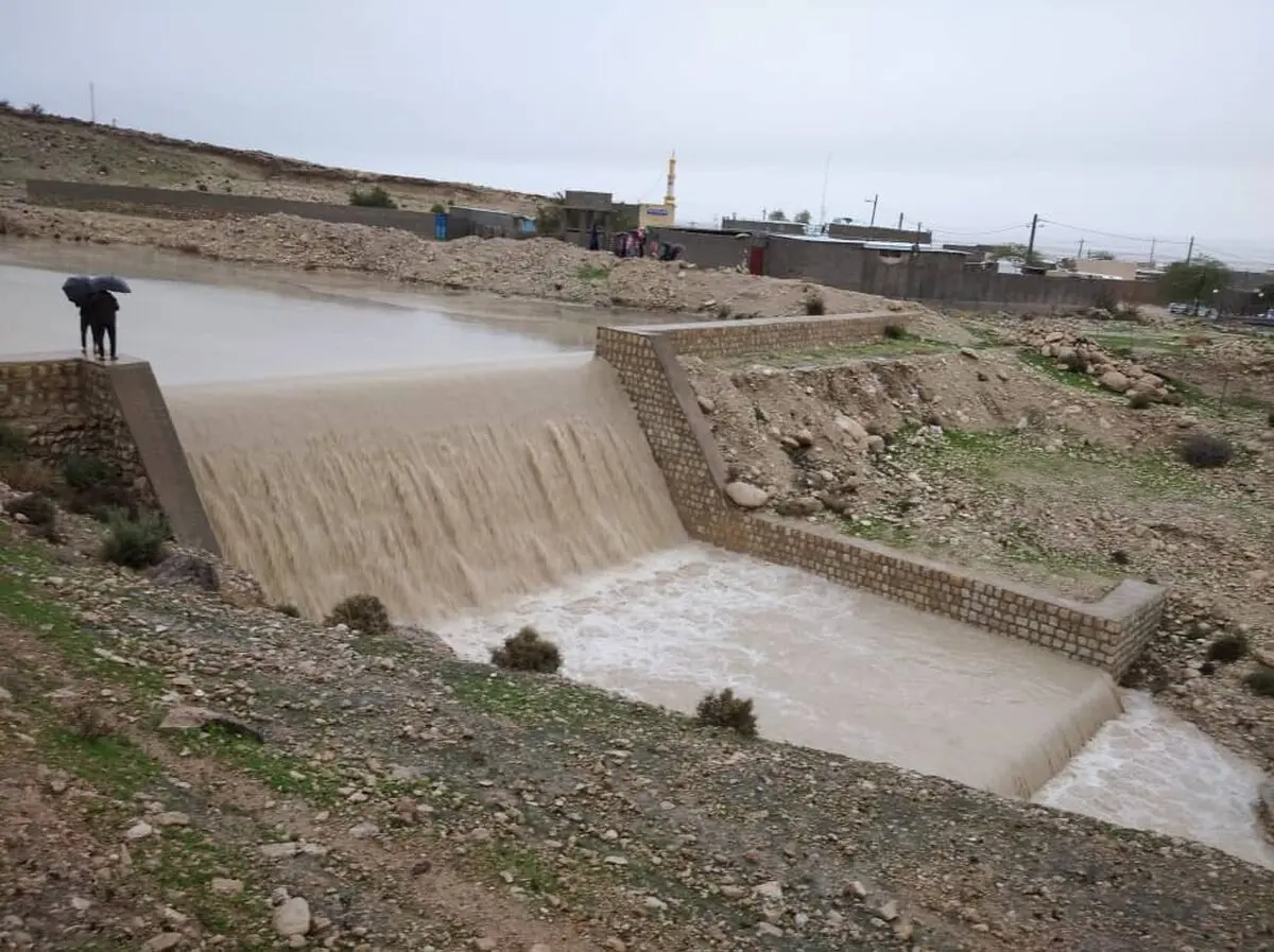 آبگرفتگی معابر و خیابان‌ها در شهرستان لامرد/ هیچ خطری از نظر شکستگی سدها وجود ندارد/ مردم از سفرهای غیرضروری خودداری کنند