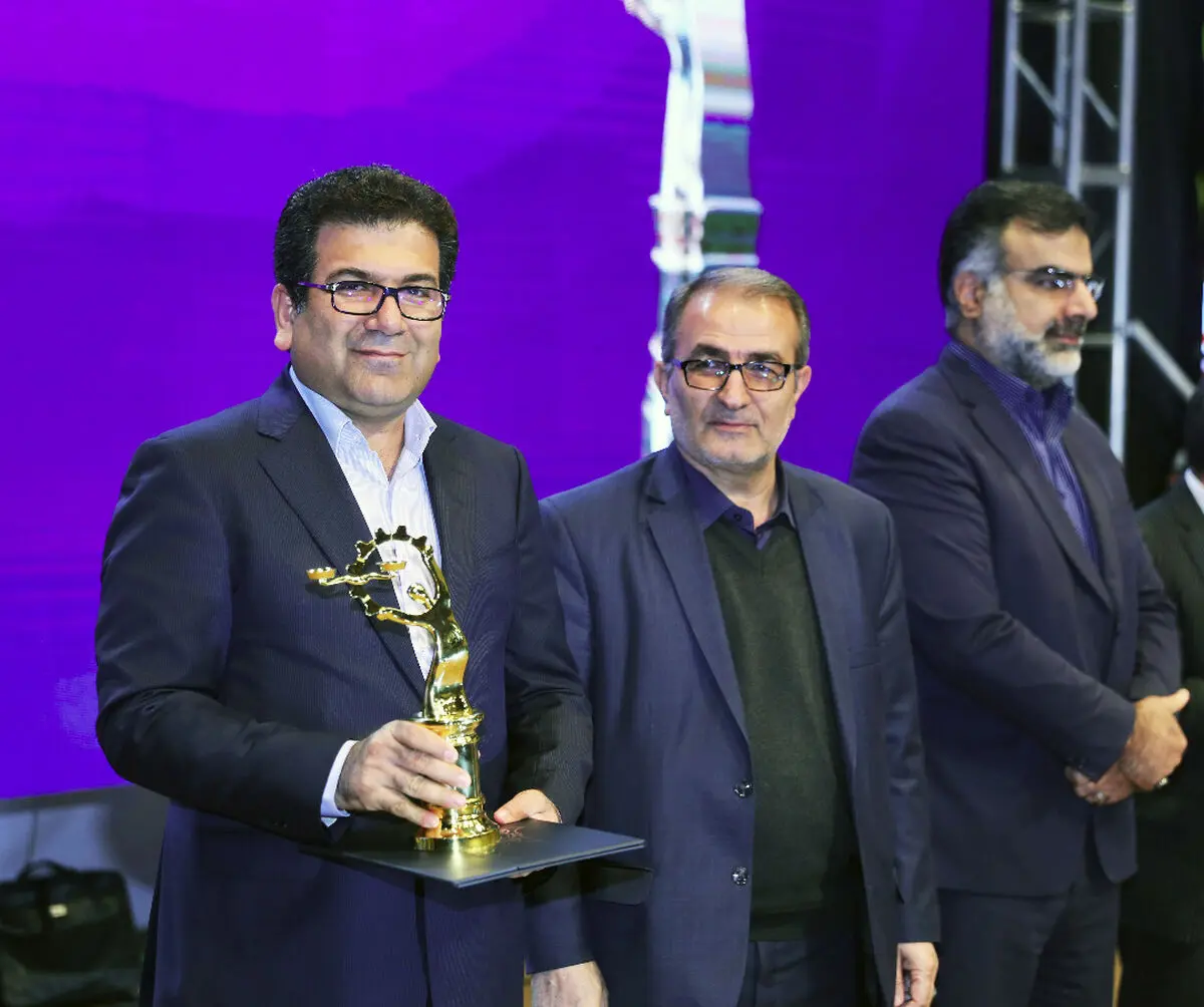 تندیس طلایی واحد برتر حامی حقوق مصرف کنندگان فارس  به سیمان لامرد اعطا شد