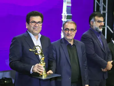 تندیس طلایی واحد برتر حامی حقوق مصرف کنندگان فارس  به سیمان لامرد اعطا شد
