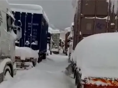 انسداد جاده ترانزیتی درگز - قوچان / انتظار بیش از 1000 دستگاه کِشنده در برای بازگشایی مسیر