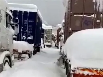 انسداد جاده ترانزیتی درگز - قوچان / انتظار بیش از 1000 دستگاه کِشنده در برای بازگشایی مسیر