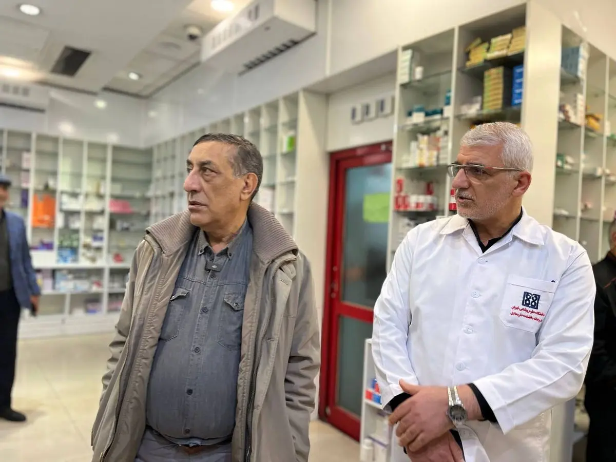 بازدید میدانی  قائم‌پناه از داروخانه ۱۳ آبان/ دستور برای تسهیل فوری تأیید نسخه‌های دارویی