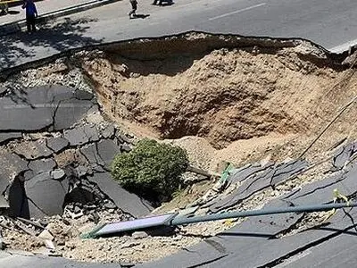 نشست زمین در محدوده پل آوینی