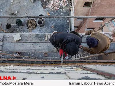 کارگر ساختمانی از پرداخت حق بیمه‌ی ۱۵۳۰۰۰ تومانی عاجز است/ چرا بیمه بیکاری نداریم؟!