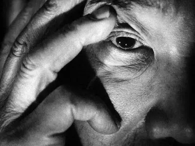 نویسنده‌ای جمع‌گریز که از تاریکی نمی‌هراسد