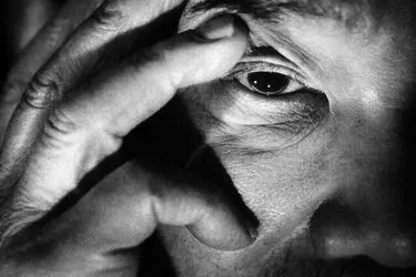 نویسنده‌ای جمع‌گریز که از تاریکی نمی‌هراسد