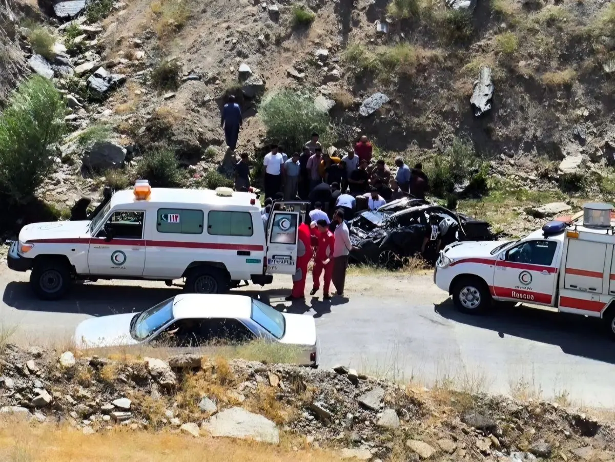 سقوط خودروی ون به دره در جاده هراز؛ نیروهای امدادی به محل حادثه اعزام شدند