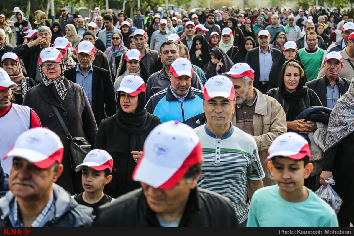 پیاده‌روی خانوادگی کارگران در بوستان ولایت تهران 