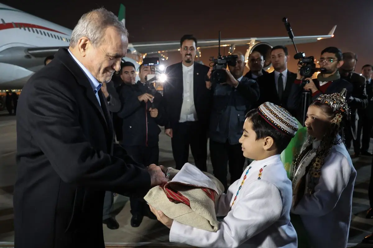 ورود رئیس جمهور به عشق‌آباد