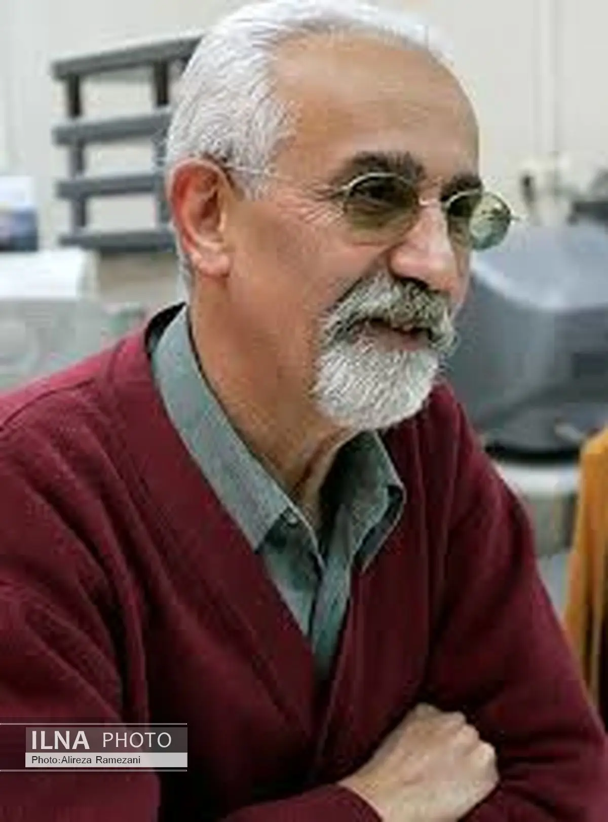 غبرایی «لعنت به داستایوفسکی» را ترجمه میکند