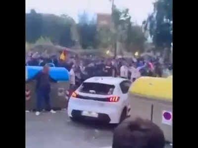 زیرگرفتن هواداران اسپانیول پیش‌از بازی با بارسلونا دست‌ کم ۱۶ نفر از آن‌ها را مصدوم و راهی بیمارستان کرد! + فیلم