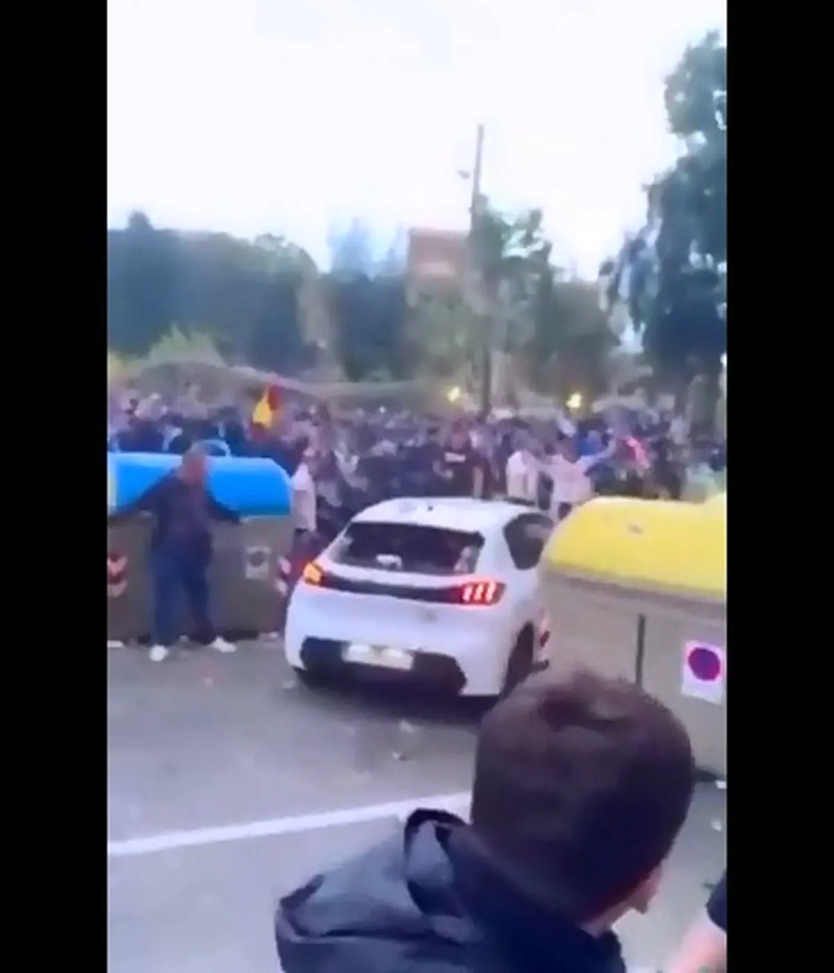 زیرگرفتن هواداران اسپانیول پیش‌از بازی با بارسلونا دست‌ کم ۱۶ نفر از آن‌ها را مصدوم و راهی بیمارستان کرد! + فیلم