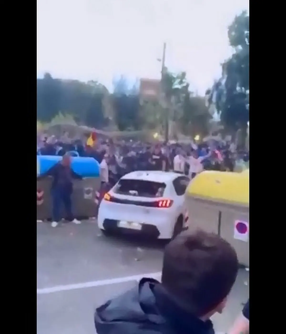 زیرگرفتن هواداران اسپانیول پیش‌از بازی با بارسلونا دست‌ کم ۱۶ نفر از آن‌ها را مصدوم و راهی بیمارستان کرد! + فیلم